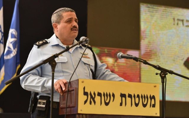 Le commissaire Roni Alsheich durant une rception organisée pour Rosh Hashanah au siège de la police de Jérusalem, le 18 septembre 2017 (Crédit : Police israélienne) Le commissaire Roni Alsheich durant une rception organisée pour Rosh Hashanah au siège de la police de Jérusalem, le 18 septembre 2017 (Crédit : Police israélienne)