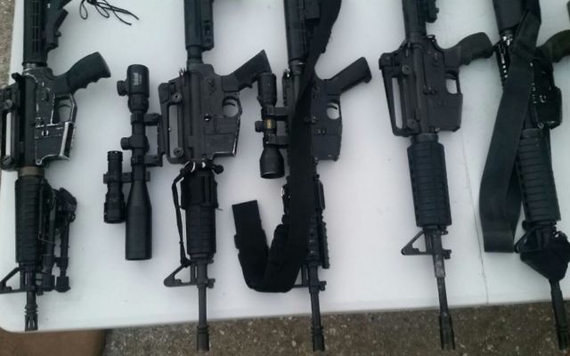 Armes illégales saisies par l'armée israélienne à Naplouse, en Cisjordanie, le 20 septembre 2017. (Crédit : armée israélienne) Armes illégales saisies par l'armée israélienne à Naplouse, en Cisjordanie, le 20 septembre 2017. (Crédit : armée israélienne)