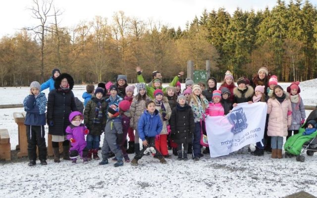 Un camp d'hiver de Bnei Akiva en Allemagne. Photographie non datée. (Crédit : Bnei Akiva Deutschland) Un camp d'hiver de Bnei Akiva en Allemagne. Photographie non datée. (Crédit : Bnei Akiva Deutschland)