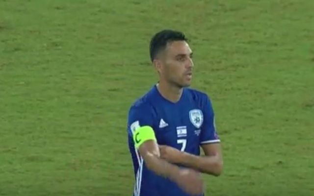 Eran Zahavi, capitaine de la sélection israélienne, enlève son brassard pendant un match de qualification contre la Macédoine pour la Coupe du Monde de football, à Haïfa, le 2 septembre 2017. (Crédit : capture d'écran Kan) Eran Zahavi, capitaine de la sélection israélienne, enlève son brassard pendant un match de qualification contre la Macédoine pour la Coupe du Monde de football, à Haïfa, le 2 septembre 2017. (Crédit : capture d'écran Kan)