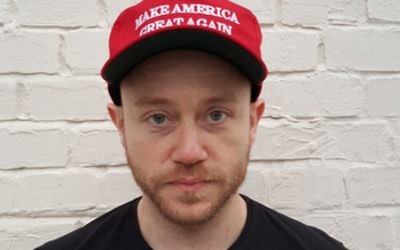 Andrew Anglin, qui dirige le site internet néonazi The Daily Stormer, avec un chapeau pro-Donald Trump après avoir apporté officiellement son soutien au candidat républicain. (Crédit : BFG101/CC BY SA 4.0/Wikipedia) Andrew Anglin, qui dirige le site internet néonazi The Daily Stormer, avec un chapeau pro-Donald Trump après avoir apporté officiellement son soutien au candidat républicain. (Crédit : BFG101/CC BY SA 4.0/Wikipedia)