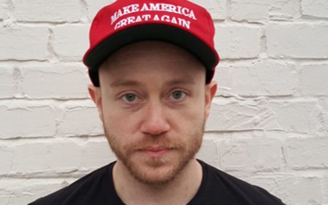 Andrew Anglin, qui dirige le site internet néonazi The Daily Stormer, avec un chapeau pro-Donald Trump après avoir apporté officiellement son soutien au candidat républicain. (Crédit : BFG101/CC BY SA 4.0/Wikipedia) Andrew Anglin, qui dirige le site internet néonazi The Daily Stormer, avec un chapeau pro-Donald Trump après avoir apporté officiellement son soutien au candidat républicain. (Crédit : BFG101/CC BY SA 4.0/Wikipedia)