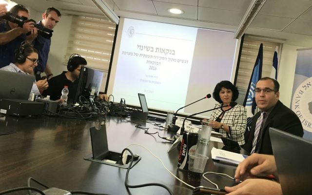 Hedva Ber, superviseuse des banques à la Banque d'Israël, (à droite), lors d'une conférence de presse à Tel-Aviv, le 24 mai 2017 (Crédit : Autorisation Shoshanna Solomon)