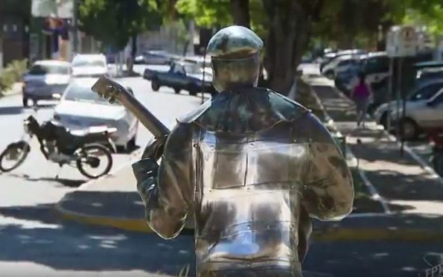 Une statue de Benjamin de Oliveira, le premier clown noir du Brésil, vandalisée par une croix gammée à Para de Minas, le 6 septembre 2017. (Crédit : capture d'écran YouTube) Une statue de Benjamin de Oliveira, le premier clown noir du Brésil, vandalisée par une croix gammée à Para de Minas, le 6 septembre 2017. (Crédit : capture d'écran YouTube)
