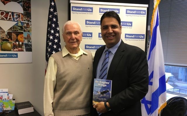 Le capitaine à la retraite Elgen Long et Shahar Azani, administrateur de StandWithUs, région du nord. Les grand-parents et le père d' Azani ont été sauvés par le pont aérien mis en place depuis le Yémen lors de l'opération Tapis volant (Crédit : Cathryn J. Prince/Times of Israel)