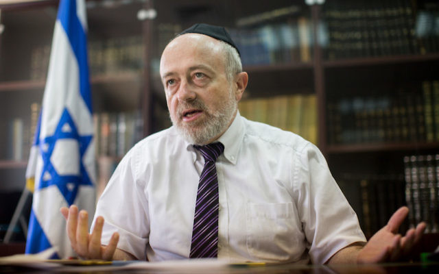 Le directeur de l'administration des tribunaux rabbiniques Shimon Yaakovi durant un entretien dans son bureau de Jérusalem, le 27 juillet 2015 (Crédit :  Yonatan Sindel/Flash90/via JTA)
