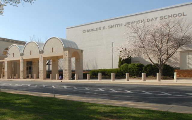 L'externat juif Charles E. Smith a augmenté la présence policière au vu des menaces sécuritaires (Autorisation de l'école Charles E. Smith via JTA)