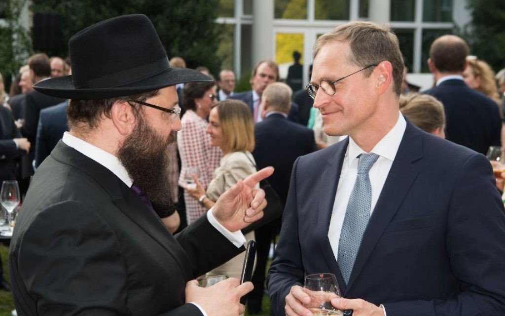 Michael Müller, à droite, le maire de Berlin, avec le rabbin Yehuda Teichtal à Berlin, le 19 juillet 2017. (Crédit : Matthias Nareyek/Pool/Getty Images via JTA) Michael Müller, à droite, le maire de Berlin, avec le rabbin Yehuda Teichtal à Berlin, le 19 juillet 2017. (Crédit : Matthias Nareyek/Pool/Getty Images via JTA)
