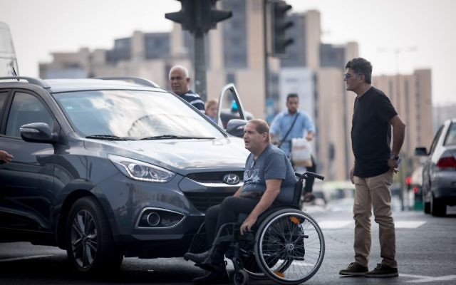 Manifestation d'Israéliens handicapés pour la hausse de leur allocation, à l'entrée de Jérusalem, le 18 septembre 2017. (Crédit : Yonatan Sindel/Flash90) Manifestation d'Israéliens handicapés pour la hausse de leur allocation, à l'entrée de Jérusalem, le 18 septembre 2017. (Crédit : Yonatan Sindel/Flash90)