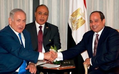 Le Premier ministre Benjamin Netanyahu, (à gauche), avec le président égyptien Abdel Fattah el-Sissi, (à droite), à New York, le 18 septembre 2017. (Crédit : Avi Ohayun/GPO)