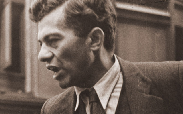 Mike Gold, nom de plume du juif fervent communiste Itzok Isaac Granich, auteur de 'Juifs sans argent', en train haranguer la foule dans les années 30 (Crédit: libre de droit) Mike Gold, nom de plume du juif fervent communiste Itzok Isaac Granich, auteur de 'Juifs sans argent', en train haranguer la foule dans les années 30 (Crédit: libre de droit)