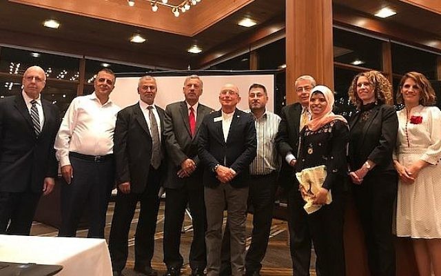 Les fondateurs du Palestinian Students Scholarship Fund avec Ron Robin, et Mouna Maroun, Sheren Falah et Dima Ghazali, anciens bénéficiaires de la bourse, à Chicago, en septembre 2017. (Crédit : autorisation)