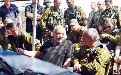 Avigdor Liberman, ministre de la défense, au centre, avec le chef d'état major Gadi Eizenkot et le général Yoel Strick, lors d'une visite d'un important exercice de l'armée, dans le nord d'Israël, le 12 septembre 2017. (Crédit : Ariel Hermoni/Ministère de la Défense)