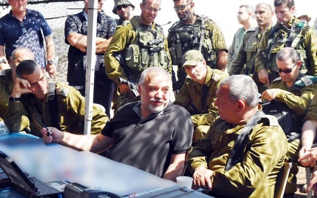 Avigdor Liberman, ministre de la défense, au centre, avec le chef d'état major Gadi Eizenkot et le général Yoel Strick, lors d'une visite d'un important exercice de l'armée, dans le nord d'Israël, le 12 septembre 2017. (Crédit : Ariel Hermoni/Ministère de la Défense)