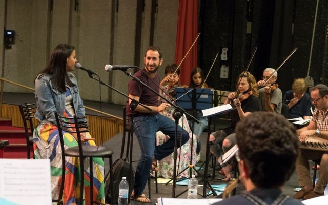 Le chef d'orchestre de l'Orchestre de Jérusalem Est-Ouest, Tom Cohen, et la chanteuse Nasreen Qadri, alors d'une répétition du concert 'Kulna' à Jérusalem (Crédit : Gil Rouvio/Mekudeshet) Le chef d'orchestre de l'Orchestre de Jérusalem Est-Ouest, Tom Cohen, et la chanteuse Nasreen Qadri, alors d'une répétition du concert 'Kulna' à Jérusalem (Crédit : Gil Rouvio/Mekudeshet)