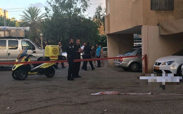 Policiers sur les lieux de la découverte du corps d'un homme de 39 ans à Kiryat Ono, dans le centre d'Israël, le 27 septembre 2017. (Crédit : Magen David Adom)