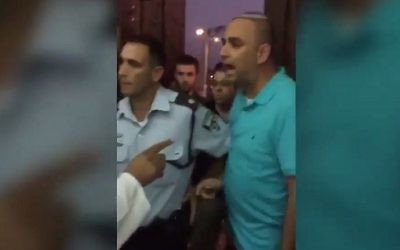 Yair Revivo, à droite, le maire de Lod, crie sur les fidèles musulmans d'une mosquée de la ville pour qu'ils arrêtent les prières, diffusées par haut-parleurs, le 1er septembre 2017. (Crédit : capture d'écran)