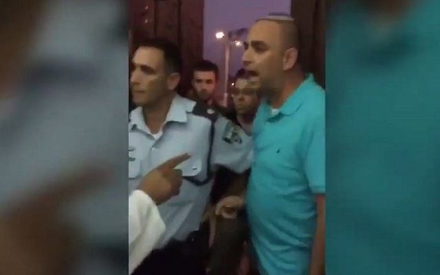 Yair Revivo, à droite, le maire de Lod, crie sur les fidèles musulmans d'une mosquée de la ville pour qu'ils arrêtent les prières, diffusées par haut-parleurs, le 1er septembre 2017. (Crédit : capture d'écran)