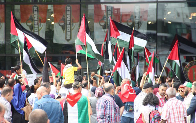 Des centaines de manifestants aux abords de la gare centrale de Rotterdam dénoncent les dernières restrictions israéliennes sur l'entrée des Palestiniens dans la mosquée Al-Aqsa, le 22 juillet 2017   (Crédit : Abdullah Asiran/Anadolu Agency/Getty Images via JTA)