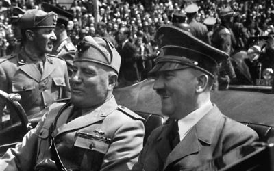 Hitler et Mussolini à Munich, en Allemagne, le 18 juin 1940. Hitler était presque à son apogée, ayant remporté une série de victoires et terminant sa conquête de l'Europe occidentale continentale (Crédit : Shutterstock)