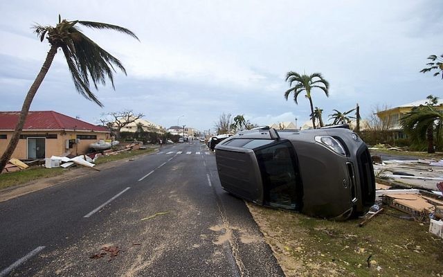 Certains des décombres après le passage de l'ouragan Irma sur l'île de Saint-Martin, dans les Caraïbes, le 6 septembre 2017 (Crédit : Lionel Chamoiseau/AFP/Getty Images via JTA)