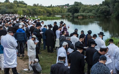 Les pèlerins hassidiques prient près du lieu de sépulture de Rebbe Nachman de Breslov à Uman, en Ukraine, le 14 septembre 2015 (Crédit : Brendan Hoffman / Getty Images)