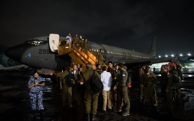 Une équipe du Commandement passif arrive au Mexique pour aider suite au tremblement de terre dévastateur qui a frappé le pays, le 21 septembre 2017 (Crédit : porte-parole de l'IDF) Une équipe du Commandement passif arrive au Mexique pour aider suite au tremblement de terre dévastateur qui a frappé le pays, le 21 septembre 2017 (Crédit : porte-parole de l'IDF)