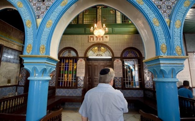 Le directeur général du Judaïsme libéral au Royaume-Uni, le rabbin Danny Rich, à la synagogue de Ghriba dans l'île touristique tunisienne de Djerba durant le pèlerinage annuel juif de Lag B’Omer, le 25 mai 2016 (Crédit :  AFP Photo/Fethi Belaid)