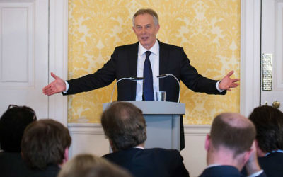 L'ancien Premier ministre Tony Blair lors d'une conférence de presse à Londres suite à la sortie du rapport d'enquête sur l'Irak, le 6 juillet 2016 (Crédit :  Stefan Rousseau/Pool/AFP)