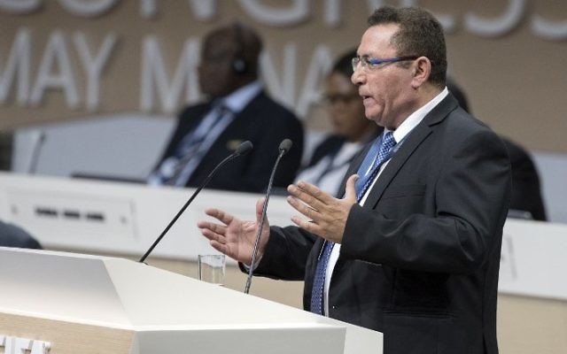 Ofer Eini, président de l'Association israélienne de football, prend la parole lors du 67ème congrès de la FIFA à Manama, la capitale bahreïnie, le 11 mai 2017 (Crédit : AFP Photo / Jack Guez)