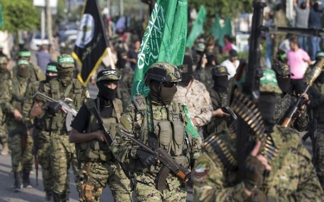 Défilé de la branche armée du Hamas contre Israël dans la ville de Gaza, le 25 juillet 2017. (Crédit : Mahmud Hams/AFP)