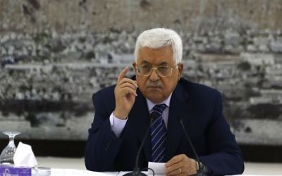 Le président de l'Autorité palestinienne, Mahmoud Abbas, lors d'une réunion des dirigeants palestiniens dans la ville de Ramallah, en Cisjordanie, le 25 juillet 2017 (Crédit : AFP / Abbas Momani) Le président de l'Autorité palestinienne, Mahmoud Abbas, lors d'une réunion des dirigeants palestiniens dans la ville de Ramallah, en Cisjordanie, le 25 juillet 2017 (Crédit : AFP / Abbas Momani)