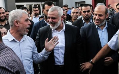 Le chef du Hamas, Ismail Haniyeh, à droite, et Yahya Sinwar, à gauche, du côté palestinien au passage transfrontalier de Rafah, dans le sud de la bande de Gaza, le 19 septembre 2017 (Crédit : AFP PHOTO / SAID KHATIB)
