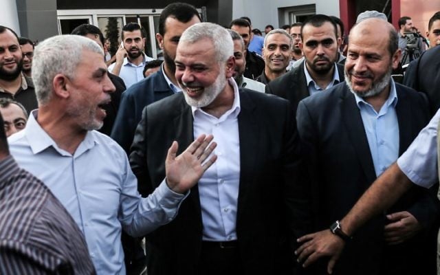 Le chef du Hamas, Ismail Haniyeh, à droite, et Yahya Sinwar, à gauche, du côté palestinien au passage transfrontalier de Rafah, dans le sud de la bande de Gaza, le 19 septembre 2017 (Crédit : AFP PHOTO / SAID KHATIB) Le chef du Hamas, Ismail Haniyeh, à droite, et Yahya Sinwar, à gauche, du côté palestinien au passage transfrontalier de Rafah, dans le sud de la bande de Gaza, le 19 septembre 2017 (Crédit : AFP PHOTO / SAID KHATIB)