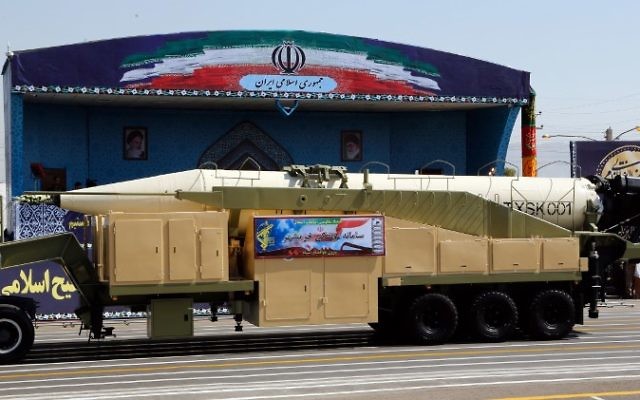 Le nouveau missile iranien à longue portée Khoramshahr durant une parade militaire annuelle marquant l'anniversaire de l'éclatement de la guerre de huit ans contre l'Irak de Saddam Hussein en 1980, le 22 septembre 2017. (Crédit : STR/AFP) Le nouveau missile iranien à longue portée Khoramshahr durant une parade militaire annuelle marquant l'anniversaire de l'éclatement de la guerre de huit ans contre l'Irak de Saddam Hussein en 1980, le 22 septembre 2017. (Crédit : STR/AFP)