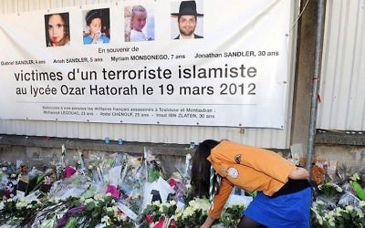 Bannière rendant hommage aux victimes de Mohammed Merah à l'école Ozar Hatorah de Toulouse, le 25 mars 2012. (Crédit : Eric Cabanis/AFP)