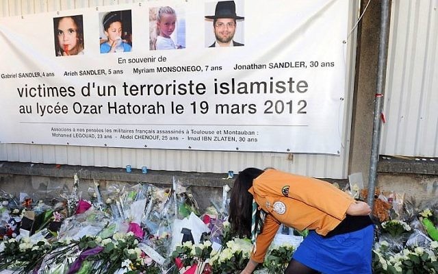 Bannière rendant hommage aux victimes de Mohammed Merah à l'école Ozar Hatorah de Toulouse, le 25 mars 2012. (Crédit : Eric Cabanis/AFP)
