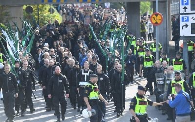 Défilé du Mouvement de résistance nordique d'extrême-droite à Gothenburg, en Suède, le 30 septembre 2017. (Crédit : Fredrik Sandberg/TT News Agency/Sweden OUT/AFP)