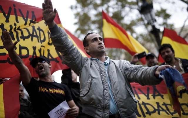 Salut fasciste pendant une manifestation d'extrême-droite contre le référendum d'indépendance de la Catalogne, à Barcelone, le 1er octobre 2017. (Crédit : Pau Barrena/AFP) Salut fasciste pendant une manifestation d'extrême-droite contre le référendum d'indépendance de la Catalogne, à Barcelone, le 1er octobre 2017. (Crédit : Pau Barrena/AFP)