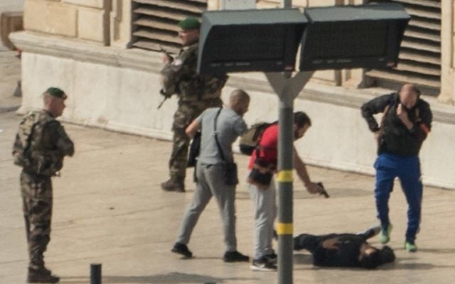 La police française pointe un pistolet sur un homme à terre, au centre, à la gare Saint-Charles de Marseille, en France, le 1er octobre 2017. (Crédit : Paul-Louis Leger/AFP)