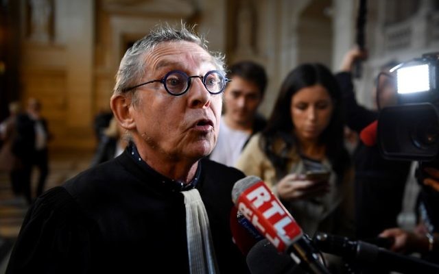 Me Christian Etelin, l'avocat de Fettah Malki, complice présumé de Mohamed Merah, à l'ouverture de son procès, le 2 octobre 2017. (Crédit : Eric Feferberg/AFP) Me Christian Etelin, l'avocat de Fettah Malki, complice présumé de Mohamed Merah, à l'ouverture de son procès, le 2 octobre 2017. (Crédit : Eric Feferberg/AFP)