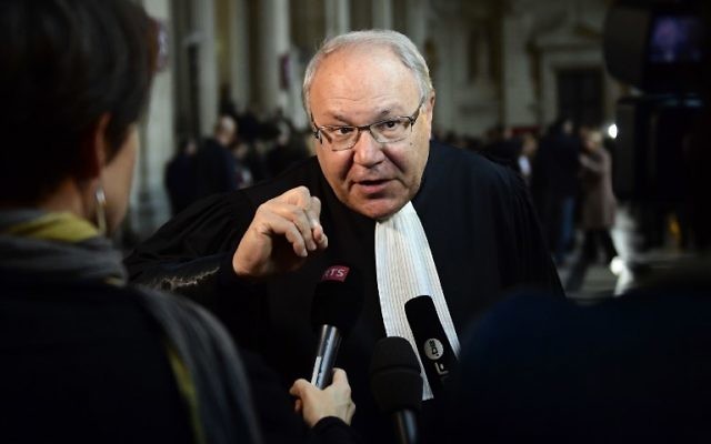 Me Simon Cohen, avocat des victimes de l'école Ozar Hatorah de Toulouse, à l'ouverture du procès des complices présumés de Mohamed Merah, à Paris, le 2 octobre 2017. (Crédit : Martin Bureau/AFP) Me Simon Cohen, avocat des victimes de l'école Ozar Hatorah de Toulouse, à l'ouverture du procès des complices présumés de Mohamed Merah, à Paris, le 2 octobre 2017. (Crédit : Martin Bureau/AFP)