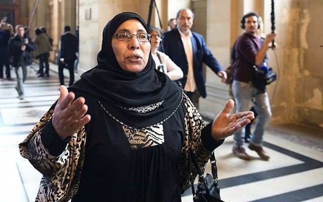 Zoulikha Aziri, la mère de Mohamed, Abdelkader et Souad Merah, au tribunal de Paris, avant l'ouverture du procès d'Abdelkader Merah, complice présumé de son frère, le 2 octobre 2017. (Crédit : Eric Feferberg/AFP) Zoulikha Aziri, la mère de Mohamed, Abdelkader et Souad Merah, au tribunal de Paris, avant l'ouverture du procès d'Abdelkader Merah, complice présumé de son frère, le 2 octobre 2017. (Crédit : Eric Feferberg/AFP)