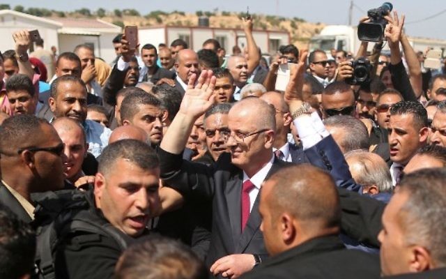 Rami Hamdallah, Premier ministre de l'Autorité palestinienne, à Beit Hanoun, dans le nord de la bande de Gaza, le 2 octobre 2017. (Crédit : Mahmud Hams/AFP)