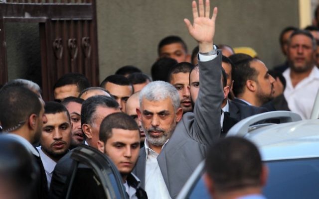 Yahya Sinwar, le chef du Hamas dans la bande de Gaza, avant une réunion avec le Premier ministre de l'Autorité palestinienne à Gaza Ville, le 2 octobre 2017. (Crédit : Said Khatib/AFP) Yahya Sinwar, le chef du Hamas dans la bande de Gaza, avant une réunion avec le Premier ministre de l'Autorité palestinienne à Gaza Ville, le 2 octobre 2017. (Crédit : Said Khatib/AFP)