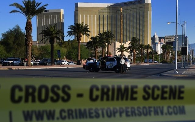 Scène de crime de l'hôtel-casino Mandalay Bay de Las Vegas, où un homme a tué au moins 59 personnes et en a blessé plus de 500, le 2 octobre 2017. (Crédit : Mark Ralston/AFP) Scène de crime de l'hôtel-casino Mandalay Bay de Las Vegas, où un homme a tué au moins 59 personnes et en a blessé plus de 500, le 2 octobre 2017. (Crédit : Mark Ralston/AFP)