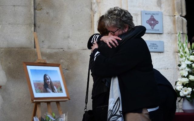 Les membres de la famille de Mauranne participent à un hommage à côté de son portrait, le 2 octobre 2017, à Eguilles, dans le sud de la France (Crédit : ANNE-CHRISTINE POUJOULAT / AFP)