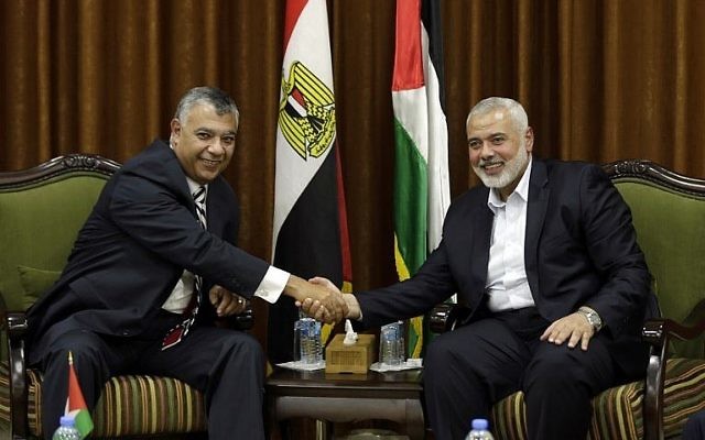 Le chef du Hamas, Ismail Haniyeh, à droite, avec le ministre égyptien des Renseignements, Khalid Fawzi, dans les bureaux de Haniyeh dans la ville de Gaza, le 3 octobre 2017. (Crédit : Mahmud Hams/AFP) Le chef du Hamas, Ismail Haniyeh, à droite, avec le ministre égyptien des Renseignements, Khalid Fawzi, dans les bureaux de Haniyeh dans la ville de Gaza, le 3 octobre 2017. (Crédit : Mahmud Hams/AFP)