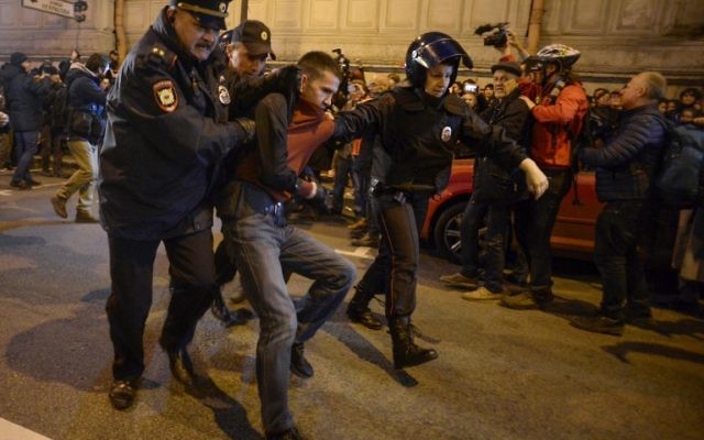 Arrestation par la police d'un partisan d'Alexei Navalny, premier opposant à Vladimir Poutine, pendant une manifestation non autorisée à Saint-Pétersbourg, le 7 octobre 2017. (Crédit : Olga Maltseva/AFP)