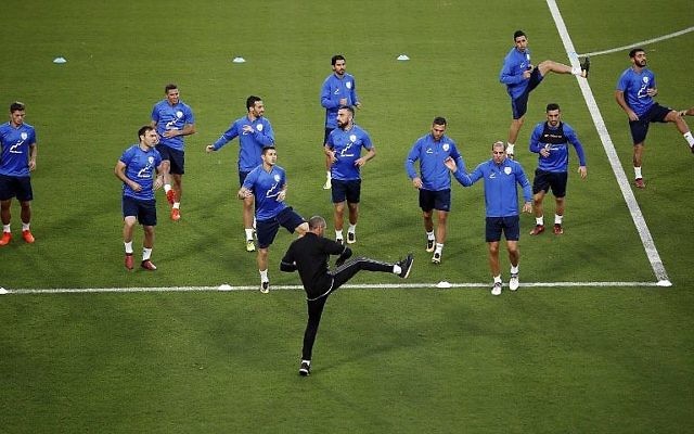 L'équipe israélienne à l'entraînement au stade Teddy de Jérusalem, le 8 octobre 2017. (Crédit : Thomas Coex/AFP)